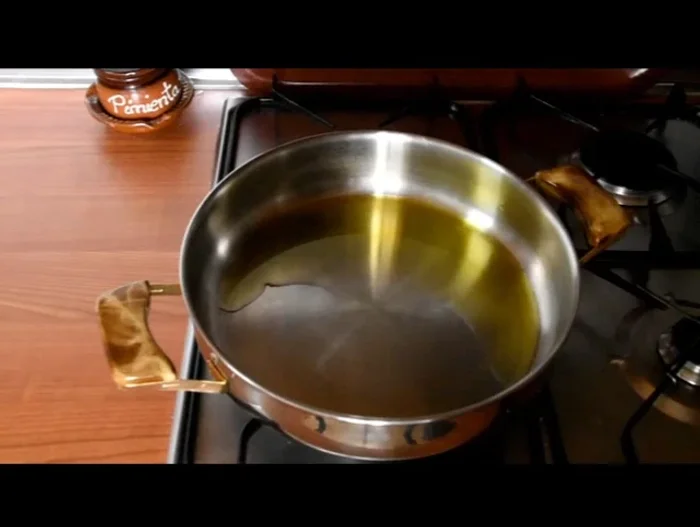En una sartén con aceite a fuego medio, sofreír la cebolla picada finamente hasta que empiece a cambiar de color (transparente).