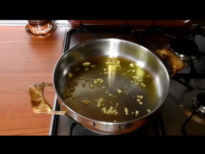 Añadir los ajos picados y seguir sofriendo brevemente.
