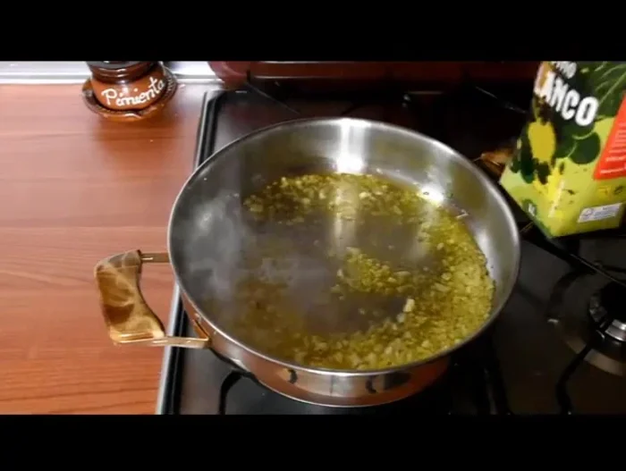 Agregar el vino blanco y dejar reducir hasta que casi desaparezca.