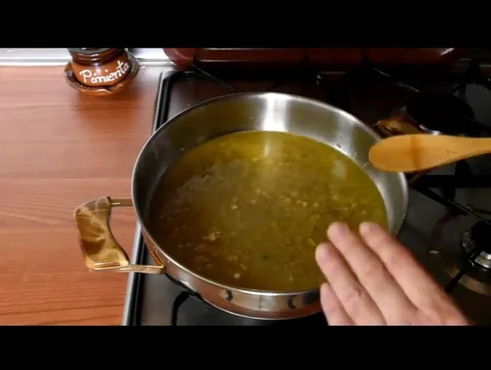 Incorporar el caldo de pescado y dejar reducir durante 2 o 3 minutos.