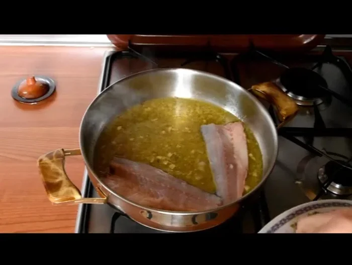 Añadir los lomos de lubina, con la piel hacia abajo, y cocinar a la plancha hasta que estén hechos.