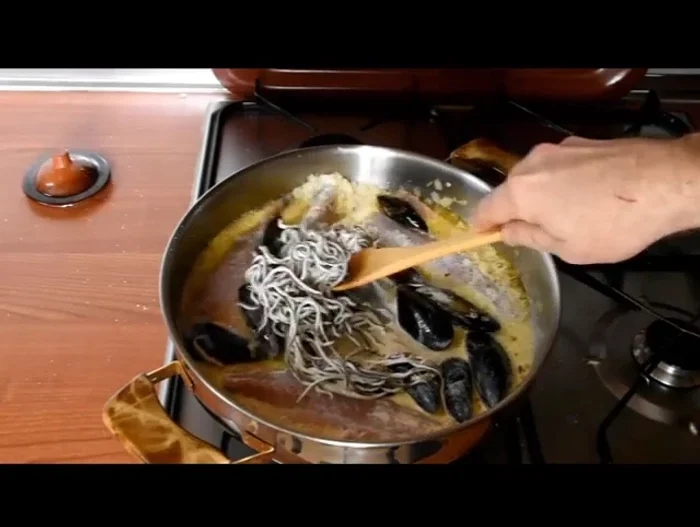 Incorporar los mejillones y cocinar hasta que se abran (aproximadamente 5 minutos).