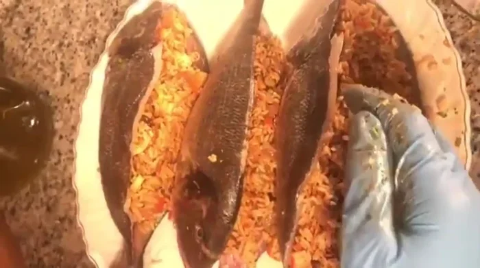 Colocar las doradas rellenas en una bandeja con papel de horno y hornear.