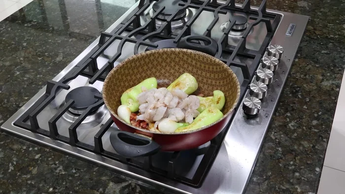 Agregar los camarones a la cacerola, sazonar con sal y ajo en polvo. Mezclar hasta que estén cocidos y hayan soltado su jugo.