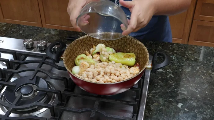 Agregar 1 taza de frijoles de la olla y la salsa verde licuada. Mezclar para integrar.