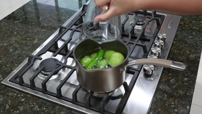 Dejar enfriar y licuar con 2 trozos de cebolla, 1 diente de ajo, 1 puñado de cilantro fresco, 1 cucharadita de sal y 1 cucharadita de consomé de pollo.