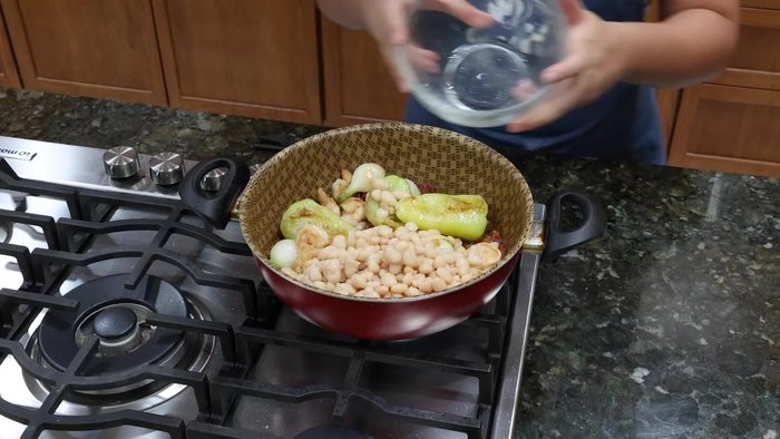En una olla, poner 500g de tomate verde, 2 chiles serranos y suficiente agua para cubrir. Tapar y cocinar de 10 a 15 minutos hasta que cambien de color.