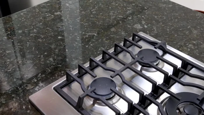 Servir los camarones en su jugo con el arroz.