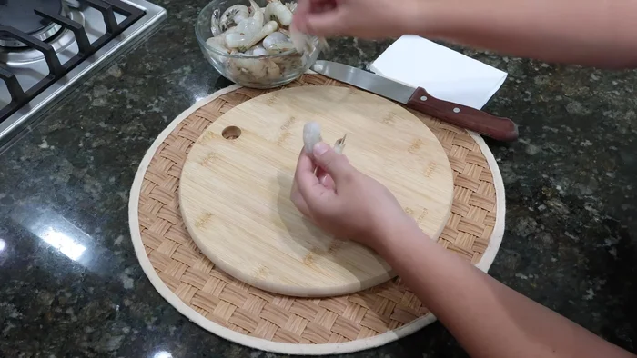 Limpiar 500g de camarones, quitarles la cáscara y hacer un corte en forma de mariposa. Retirar las tripitas.
