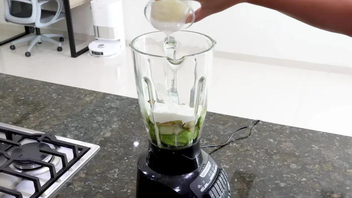 Licuar 2 aguacates con lo sofrito, 1/2 taza de crema, chiles en vinagre, cilantro, 1 cucharadita de consomé de pollo y sal al gusto.