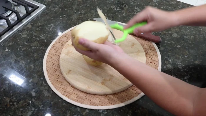Pelar y cortar 2 papas medianas en trocitos pequeños.