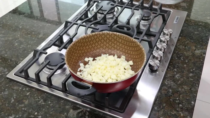 En una cacerola, freír las papas con aceite, ajo en polvo y sal hasta que estén doradas. Agregar 1 taza de chorizo y mezclar hasta que todo esté dorado.