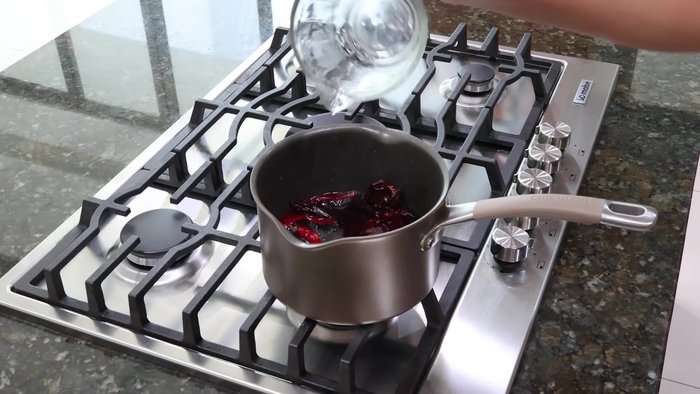 Retirar del fuego, dejar enfriar y licuar con 2 dientes de ajo, 1 rebanada de cebolla, 5 pimientas chicas, orégano seco.