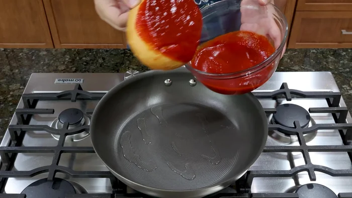 Untar el pan vaso con la salsa de guajillo y dorar a fuego medio.