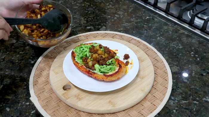 En una olla, poner 5 chiles guajillos sin venas ni semillas y 3 chiles de árbol. Agregar suficiente agua para cubrirlos, tapar y cocinar de 5 a 10 minutos hasta que estén suaves.