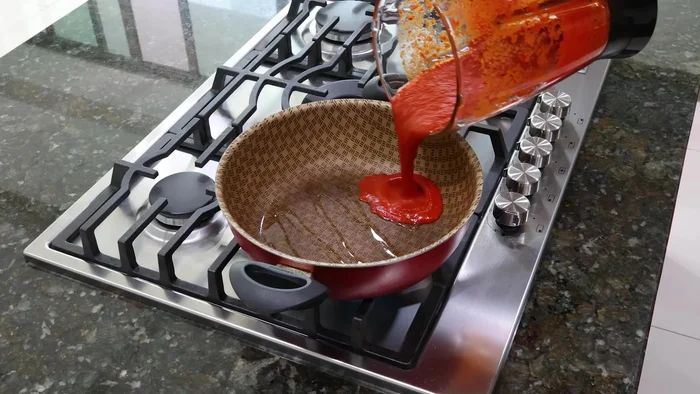 En una sartén, calentar un chorrito de aceite y verter la salsa de guajillo. Agregar 1 cucharadita de sal y guisar hasta que esté lista.