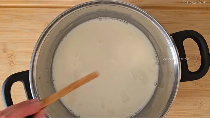 En un recipiente aparte, mezcla un huevo, una yema, 250 ml de leche, el zumo de media naranja y tres cucharadas de maicena hasta que no queden grumos.