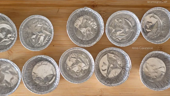 Engrasa ligeramente los moldes para pastelitos con aceite.