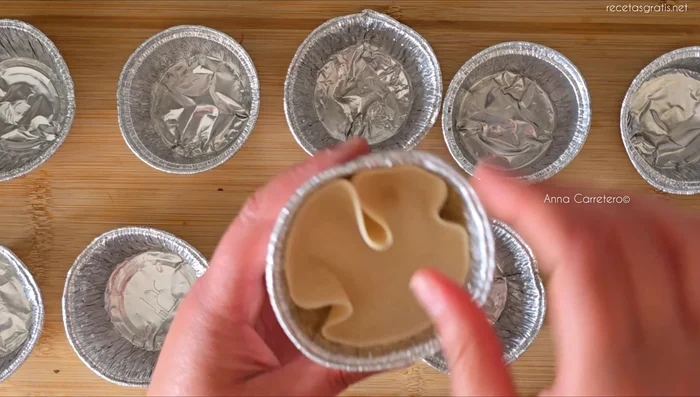 Coloca las obleas para empanadillas en los moldes.