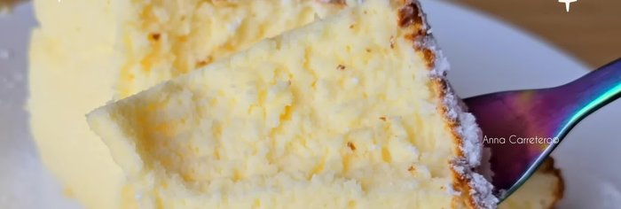 Prepara la mezcla de las yemas: En un bol, mezcla cuatro yemas de huevo, un yogur, la ralladura de un limón y 300g de leche condensada. Agrega siete cucharadas de maicena.