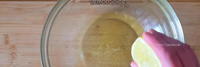 Prepara el merengue: Bate cuatro claras de huevo a punto de nieve con una pizca de sal y unas gotas de zumo de limón. Agrega una cucharada de azúcar.