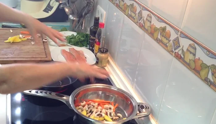 Saltear las verduras (espinacas, champiñones, zanahoria y mango) en una sartén con un poco de aceite. Agregar sal.