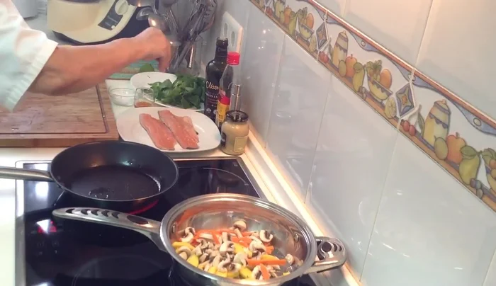 Sazonar los filetes de trucha con sal y pimienta.