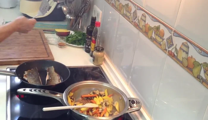 Cocinar los filetes de trucha a la plancha por ambos lados, unos 2 minutos por lado a fuego bajo para que no se sequen.