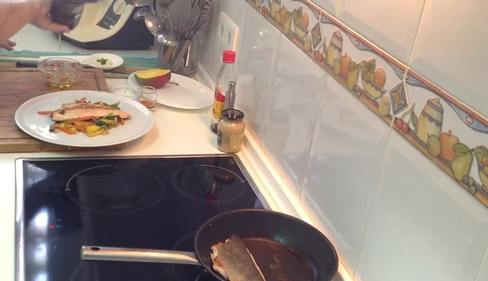 Preparar la vinagreta: mezclar aceite de oliva, vinagre balsámico, mostaza, miel y sal al gusto.