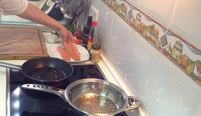 Preparar los filetes de trucha quitando las espinas. Cortar la zanahoria en láminas finas.