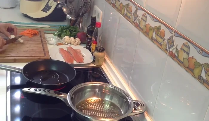 Cortar los champiñones al gusto. Pelar y cortar el mango en bastoncitos. Si se desea, se puede añadir ajo.