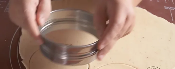 Cortar las tapas: Utilizar un cortante de 12 cm de diámetro o cortar con un cuchillo las tapas de empanadas.