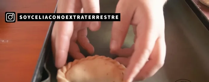 Cocinar al horno: Acomodar las empanadas en una fuente para horno, hornear a 200ºC durante 20 minutos aproximadamente.
