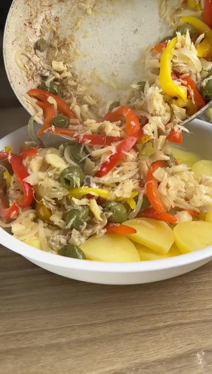 Extender la mezcla de bacalao y verduras sobre las papas.