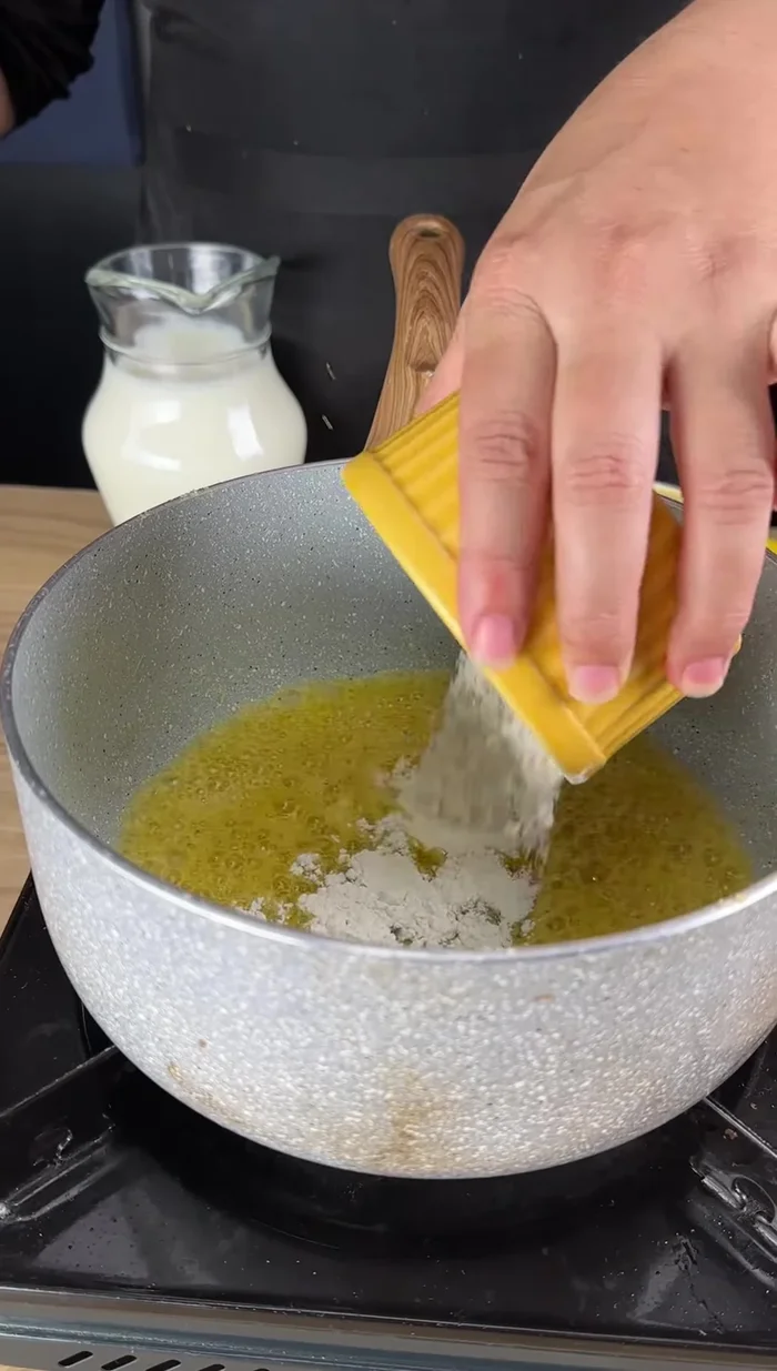 Preparar una salsa blanca: derretir la mantequilla, agregar la harina, mezclar bien y luego incorporar la leche donde se coció el bacalao, poco a poco, batiendo constantemente hasta obtener la consistencia deseada.