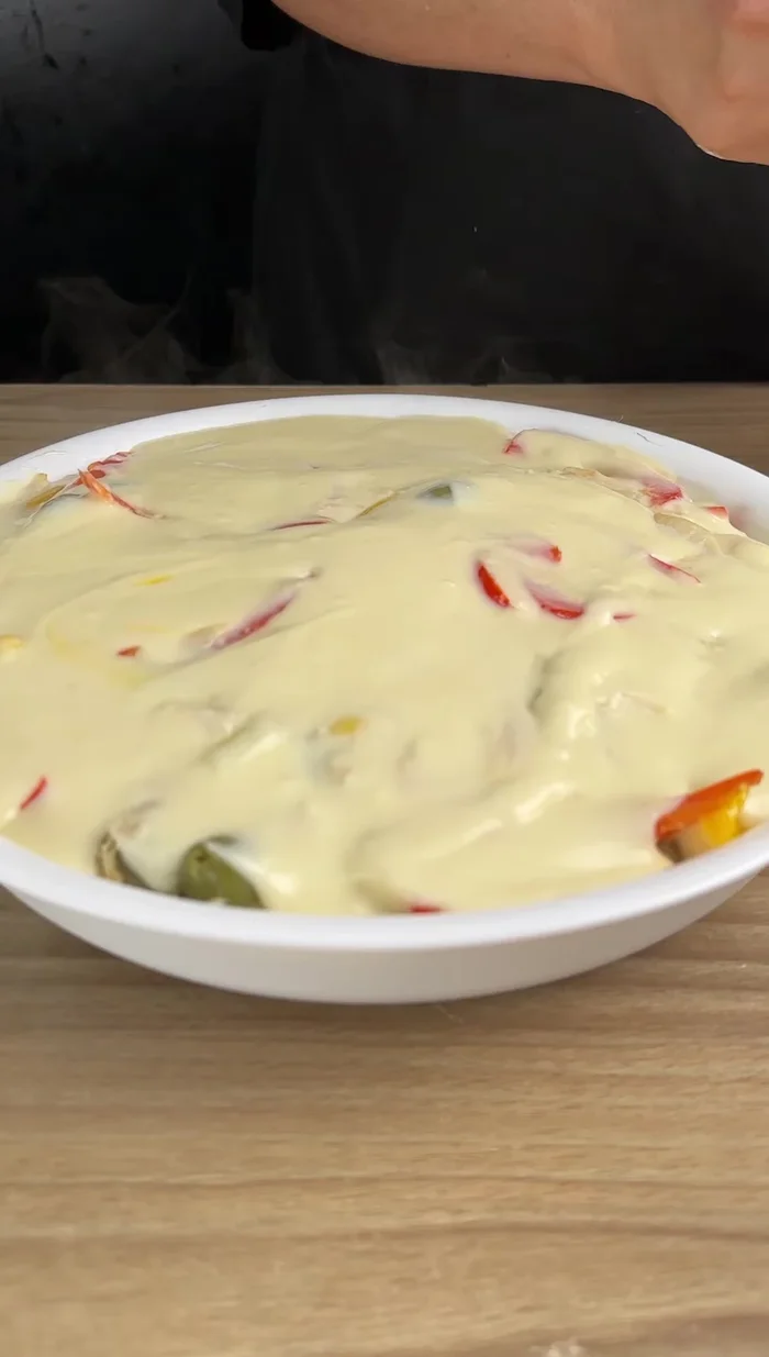 Verter la salsa blanca sobre el bacalao en la bandeja, cubrir con queso rallado y hornear a 180°C durante 15 minutos.