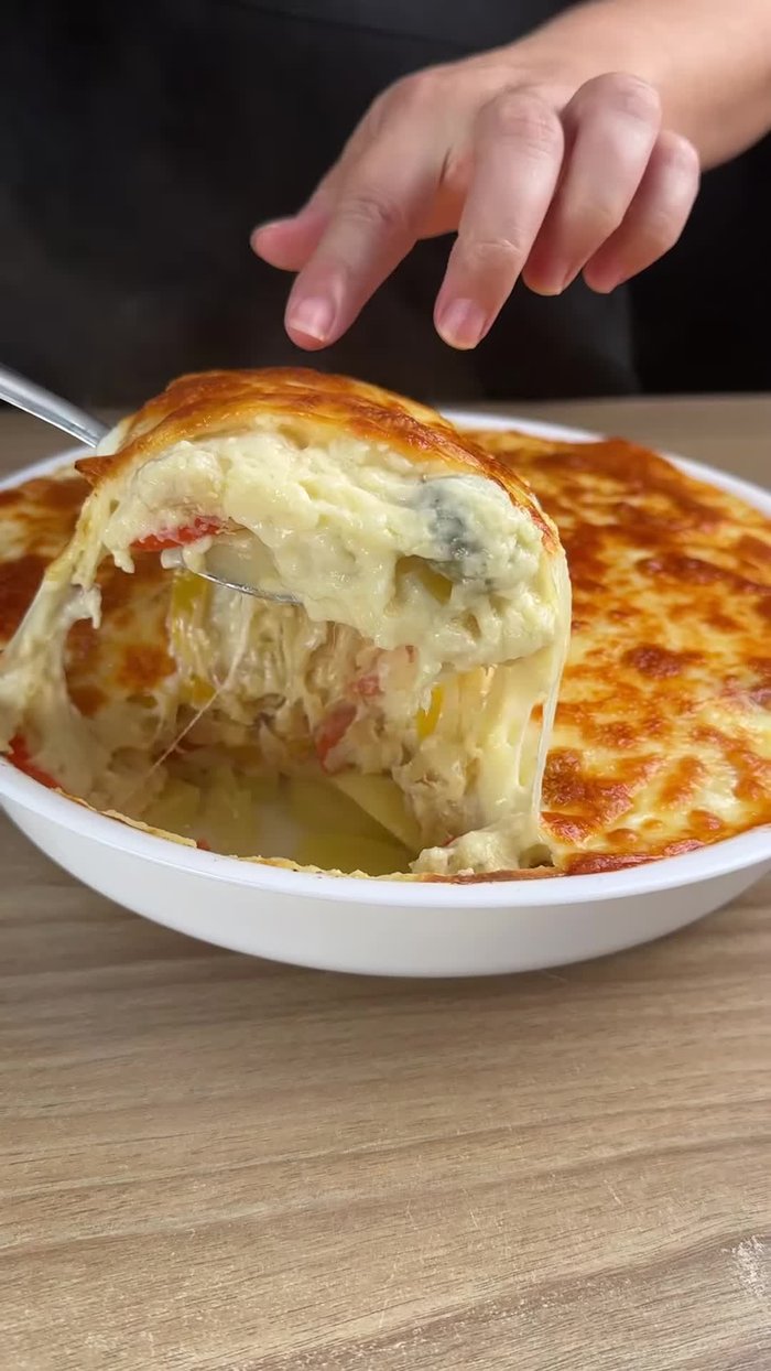 Pelar y cortar las papas en trozos medianos. Cocinarlas en agua durante 7 minutos hasta que estén al dente.