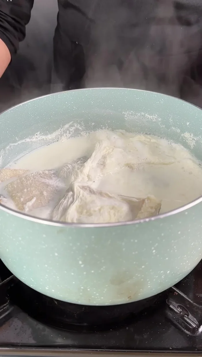 Retirar el bacalao de la leche, reservar la leche y quitarle la piel y las espinas. Desmenuzarlo.
