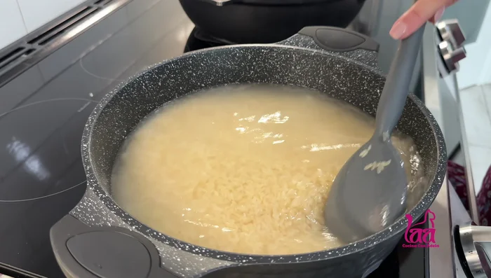 Agregar las 2 tazas de agua restantes.