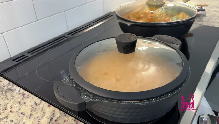 Tapar la olla y cocinar a fuego lento hasta que el agua se absorba y el arroz esté cocido.