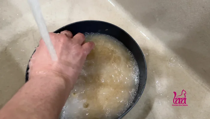 Lavar el arroz 3 veces para eliminar el polvo.