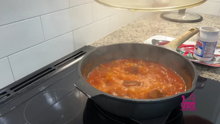 Calentar un poco de aceite en una olla.