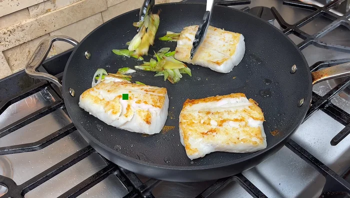 Retirar el jengibre y el cebollín antes de que se doren demasiado, escurriendo el aceite.