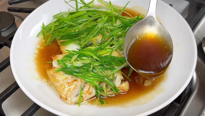 Verter la salsa sobre el pescado y servir con arroz.