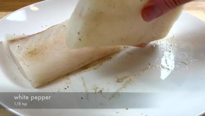 Dejar sazonar el pescado durante 15 minutos.