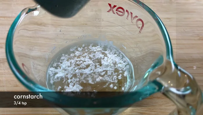 Mezclar almidón de maíz con agua fría hasta que se disuelva (para la salsa).