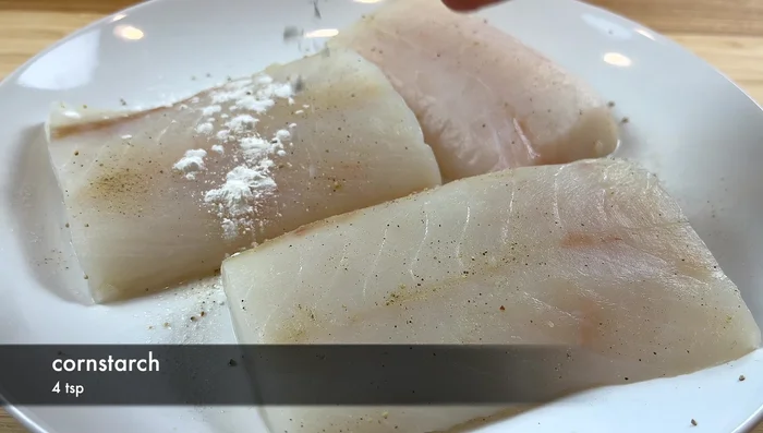 Espolvorear fécula de maíz sobre el pescado y extender uniformemente.