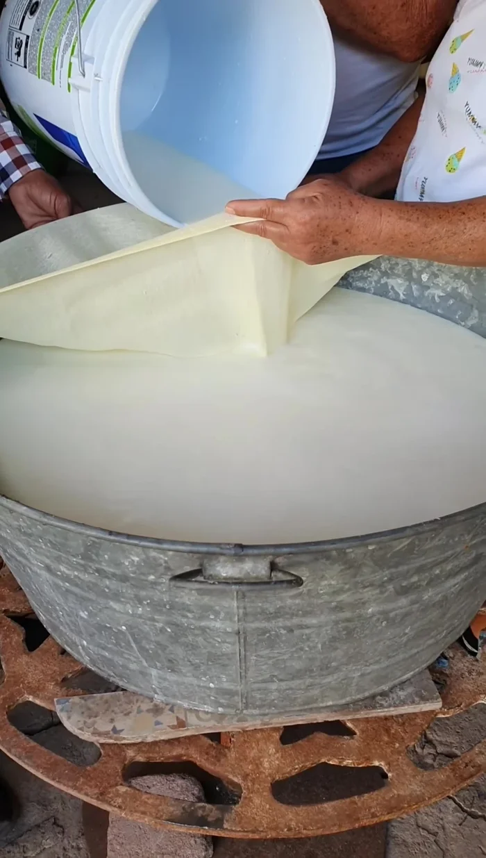 Reposar la leche colada durante 20 minutos.
