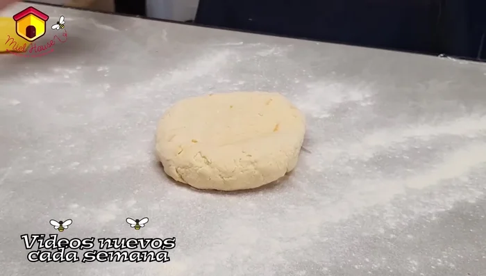Estirar cada mitad ligeramente y cortar en 6 porciones cada una, como si fuera una pizza.