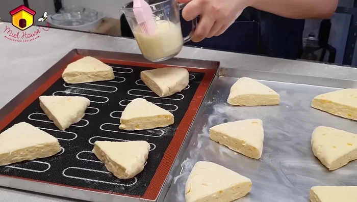 Opcional: Pincelar con leche o huevo batido.